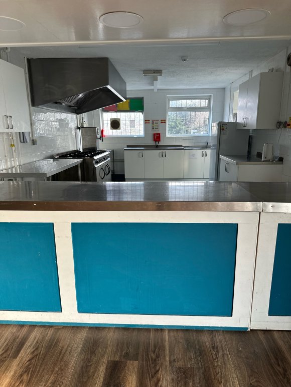 Fully equipped kitchen, stainless steel worktops.