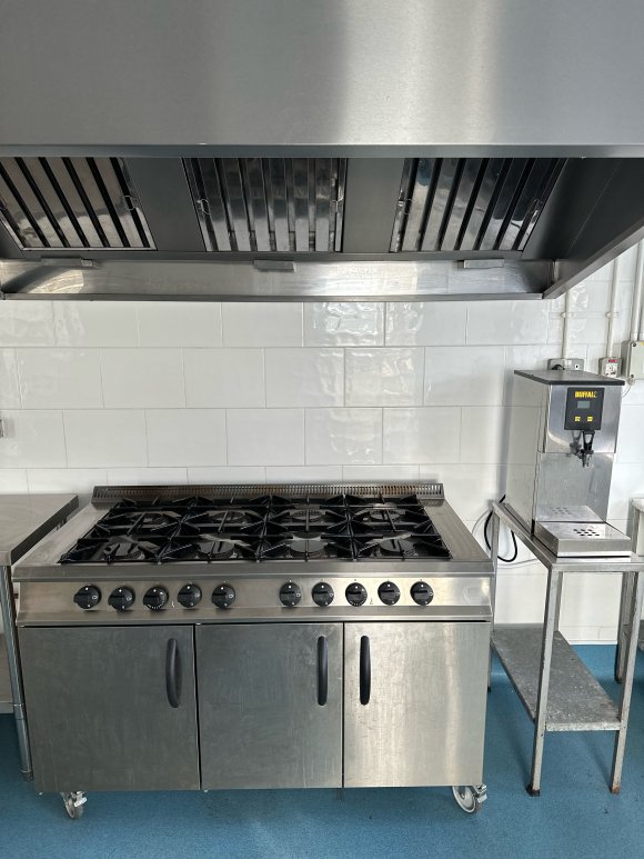 Large cooker and hot water dispenser.